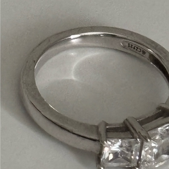 Sterling Silver Cubic Zirconia ring - Picture 3 of 9
